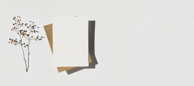 Maquete de convite de cartão de saudação em branco pampas secos fundo branco papel plano leigo negócios mínimos a6 Foto Premium