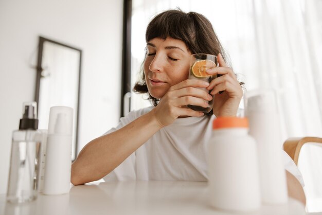 Foto grátis maquete de cosméticos para a saúde da mulher