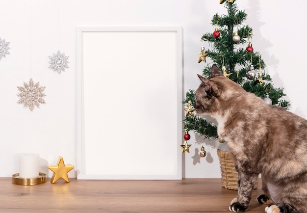 Maquete de design de quadro de saudação de férias de Natal com decoração na mesa de madeira.