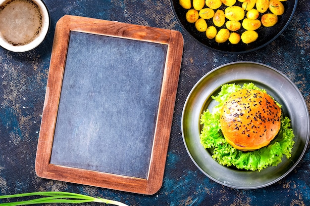 Foto grátis maquete de hambúrguer e batatas fritas