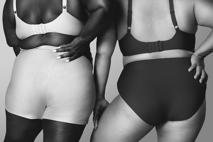 Foto grátis maquete de roupas de lingerie fashion em preto e branco plus size