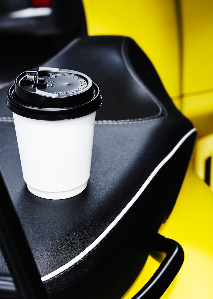 Foto grátis maquete de uma xícara de café descartável
