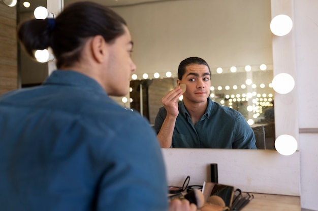 Foto grátis maquiador masculino se maquiando