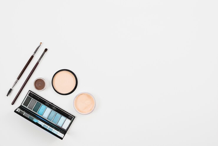 Foto grátis maquiagem e produto de beleza na paleta azul sobre fundo branco