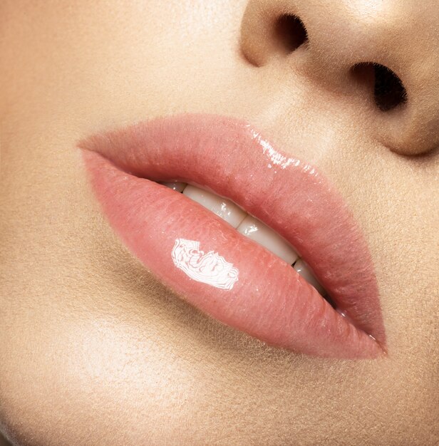 Maquiagem labial natural perfeita. Feche foto macro com linda boca feminina. Lábios carnudos e carnudos. Pele perfeita e limpa, maquiagem leve e fresca.