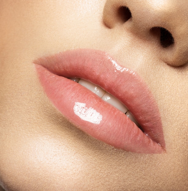 Maquiagem labial natural perfeita. Feche foto macro com linda boca feminina. Lábios carnudos e carnudos. Pele perfeita e limpa, maquiagem leve e fresca.