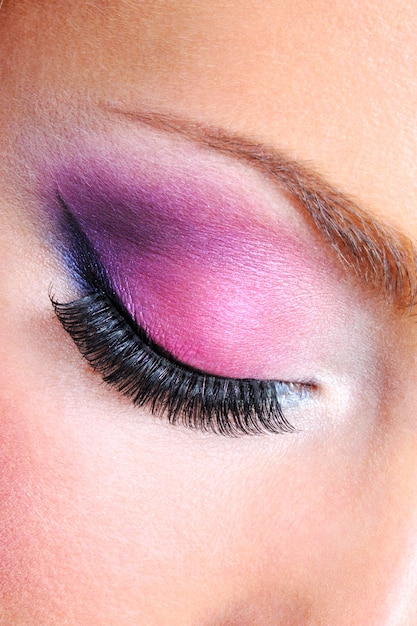 Foto grátis maquilhagem de olhos com cores saturadas brilhantes - macro