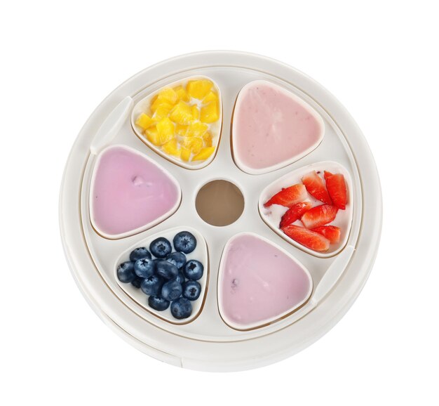 Máquina automática de iogurte com frutas no fundo branco
