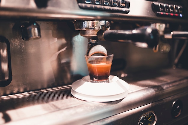 Máquina de café derramando bebida