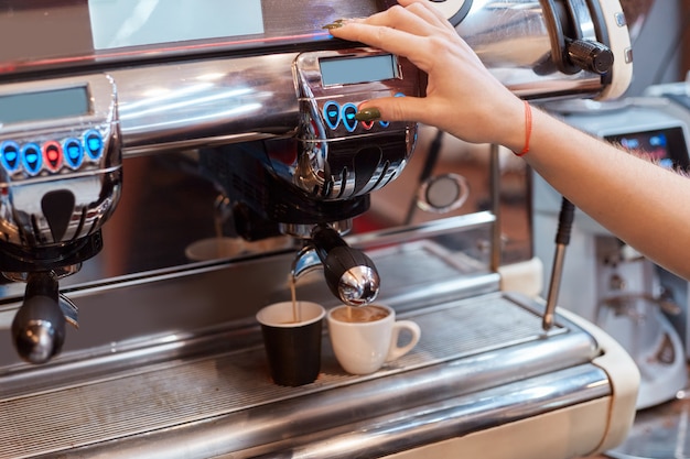 Máquina de café fazendo xícaras de café