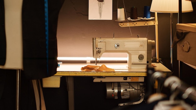 Foto grátis máquina de costura em oficina de alfaiate