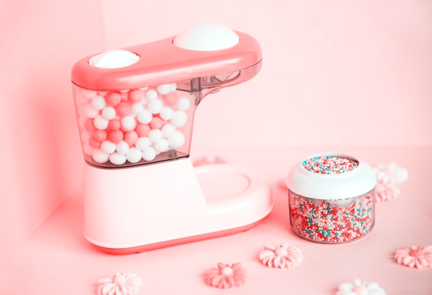 Foto grátis máquina de doces coloridos e brilhantes