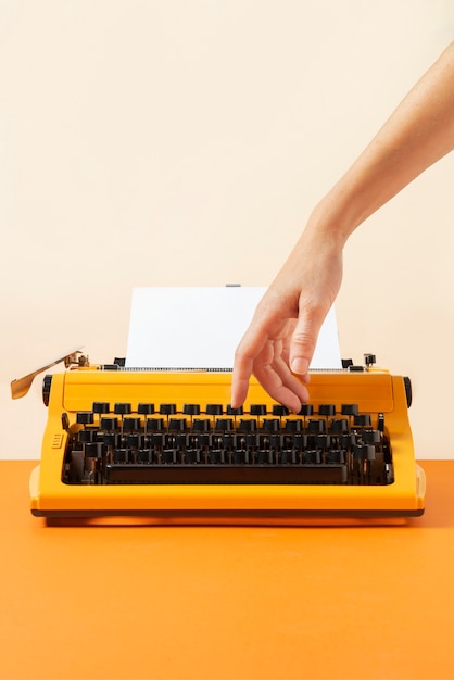Foto grátis máquina de escrever retrô de cores vibrantes com teclado e botões