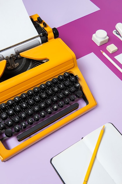 Máquina de escrever retrô de cores vibrantes com teclado e botões