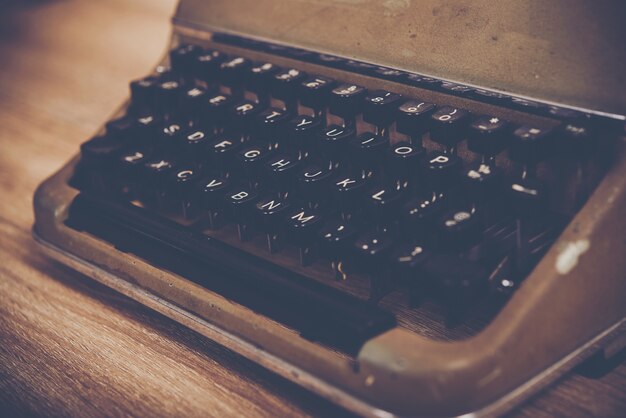Máquina de escrever vintage em mesa de madeira.