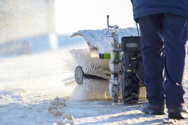 Máquina especial de neve limpa a neve nas ruas da cidade