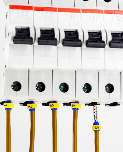 máquinas elétricas, interruptores, isolado no branco, close-up, conecte o cabo do marcador ao dispositivo