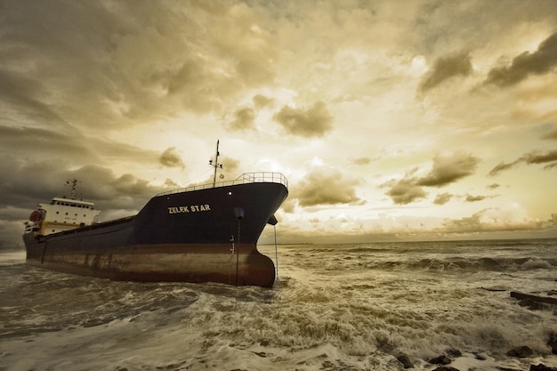 mar belas artes depressão à beira-mar nuvens