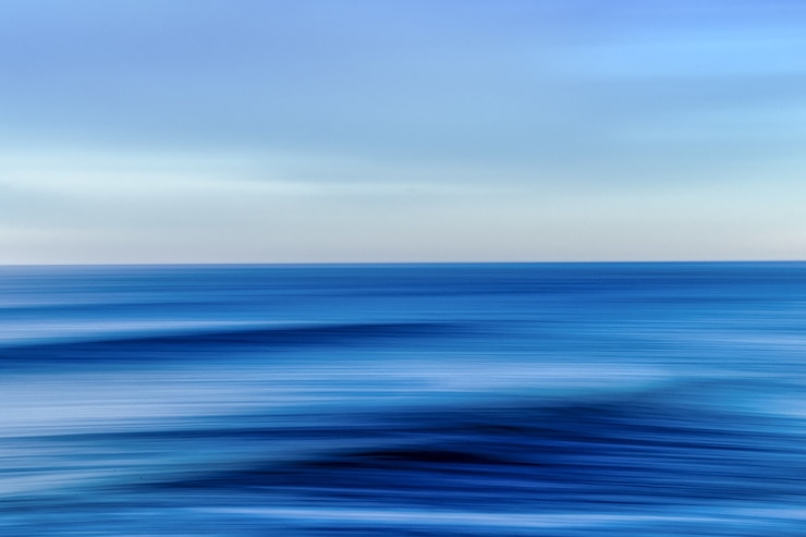 Foto grátis mar durante um pôr do sol colorido com um efeito de movimento - uma imagem legal para papéis de parede e fundos