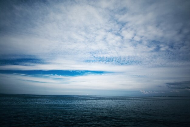 Mar frio e céu nublado.