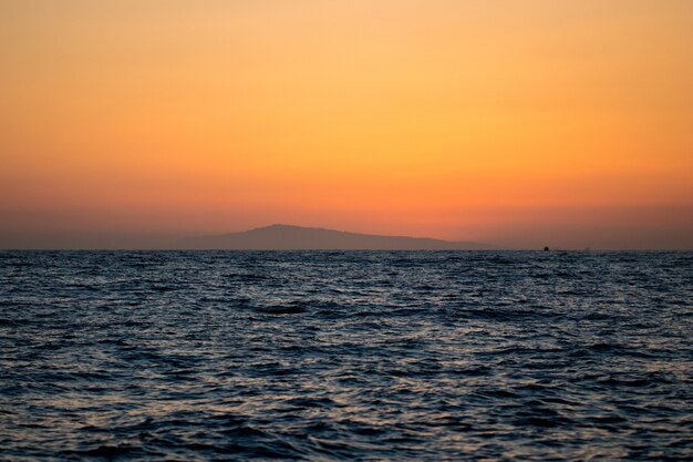 Mar, horizonte e montanha