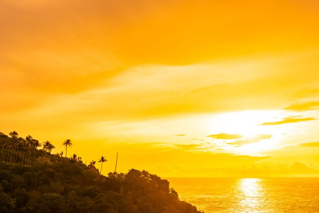 Mar praia tropical ao ar livre bonito em torno da ilha samui com coqueiro e outros ao pôr do sol