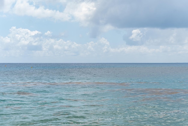 Maravilhosa água azul do mar mar e céu