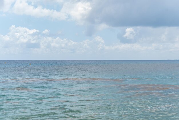 Maravilhosa água azul do mar mar e céu
