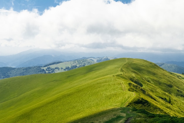 Maravilhosa paisagem das montanhas dos Cárpatos ucranianos.