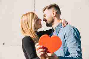 Foto grátis maravilhosas pessoas se beijando com o coração nas mãos