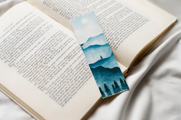 Foto grátis marcador de alto ângulo no arranjo de livros