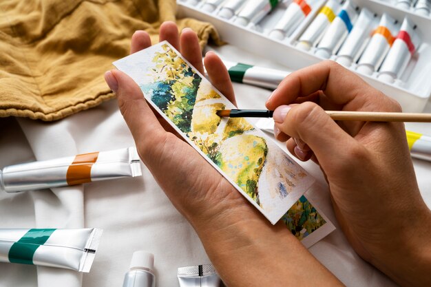Marcador de página de pintura à mão de alto ângulo