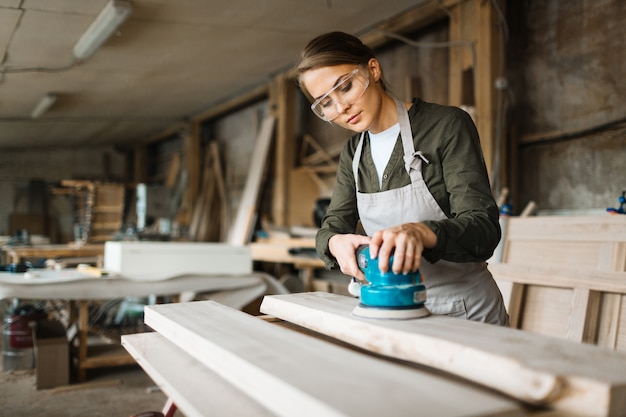 Foto grátis marceneiro feminino embrulhado no trabalho