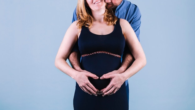 Foto grátis marido abraçando mulher grávida