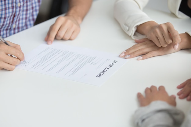 Foto grátis marido, assinando, divórcio, decreto, dando permissão, para, casamento, dissolução, closeup