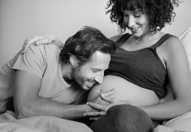Foto grátis marido beijando barriguinha de bebê