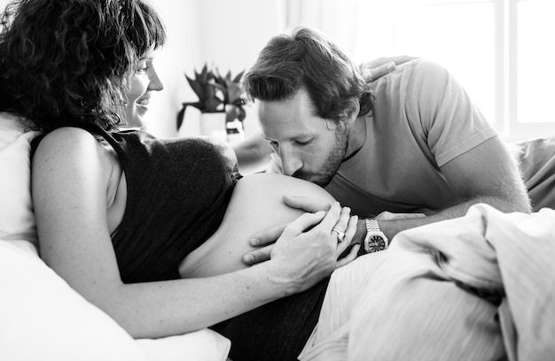 Foto grátis marido beijando uma colisão de bebê