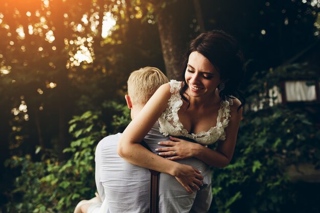 Marido carregar sua esposa no por do sol