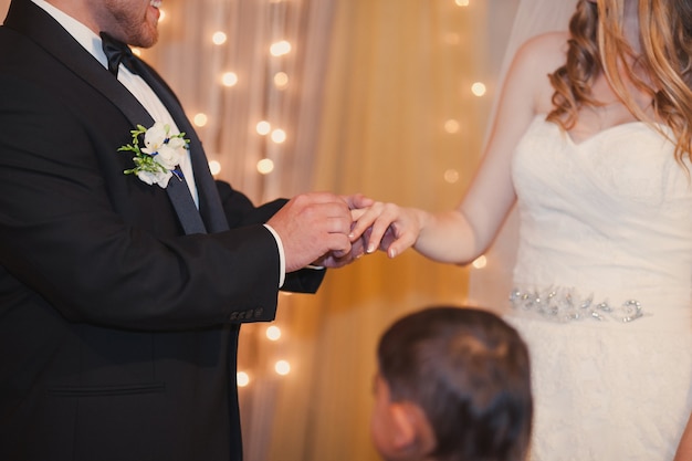 Marido colocar seu anel esposa