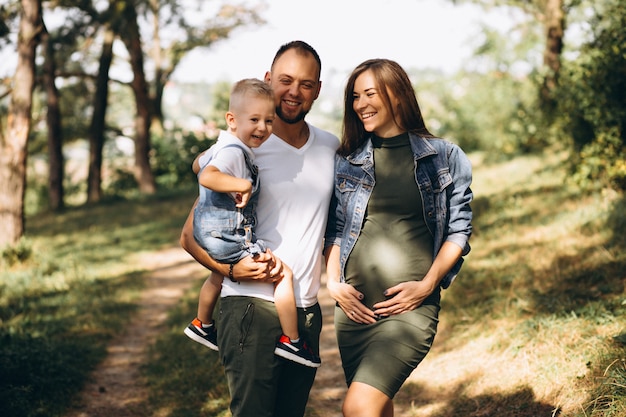 Marido com a esposa grávida e seu filho