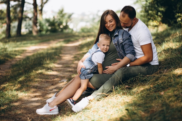 Marido com a esposa grávida e seu filho