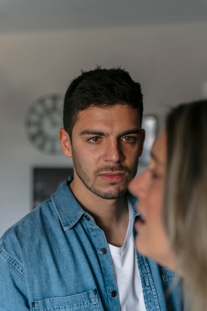 Foto grátis marido e mulher brigando dentro de casa