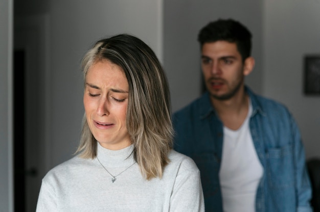 Foto grátis marido e mulher brigando