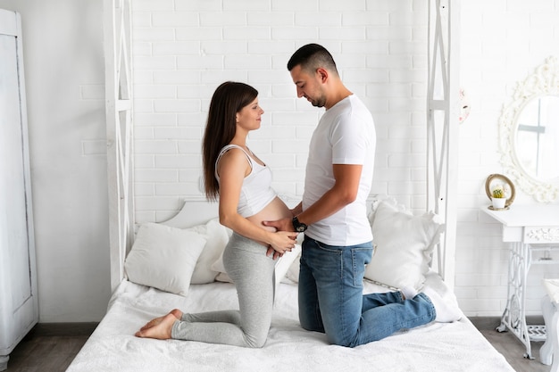 Marido e mulher esperando juntos por seu novo bebê