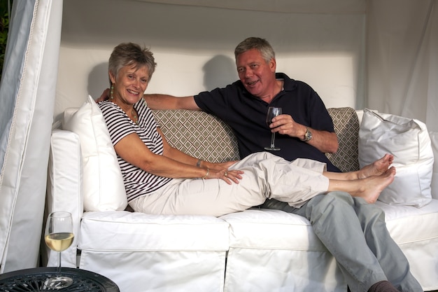 Foto grátis marido e mulher felizes sentados juntos no sofá e sorrindo