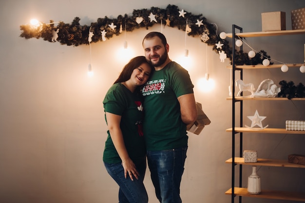 Marido e mulher se abraçando, posando no estúdio.