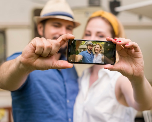 Marido e mulher tirando uma selfie juntos em uma viagem