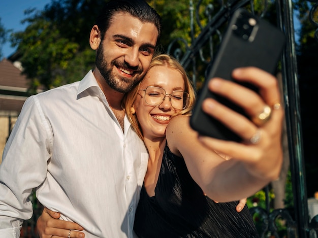 Marido e mulher tirando uma selfie