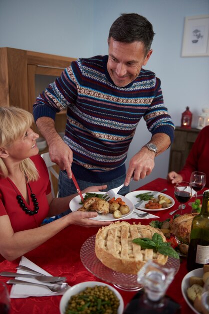 Marido muito prestativo durante a véspera de Natal