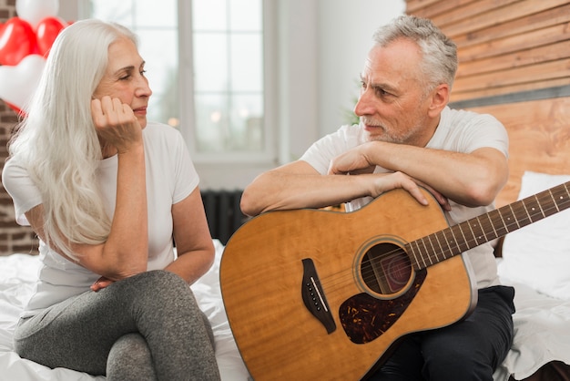 Foto grátis marido que canta no quitar para a esposa